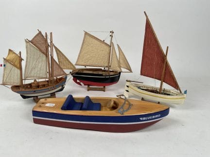 Lot de 4 bateaux :
- 3 répliques de Marie-Jeanne, 