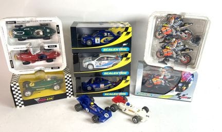 Ensemble de 8 véhicules et 3 motos pour circuit él