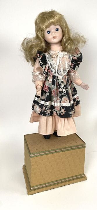 Automaton doll on music box playing "La Lettre à É