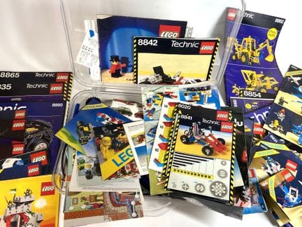 LEGO.
Lot de documentations dont les notices des l