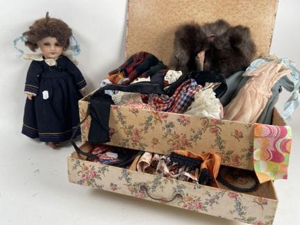 UNIS FRANCE.
Small doll with a porcelain head, rol