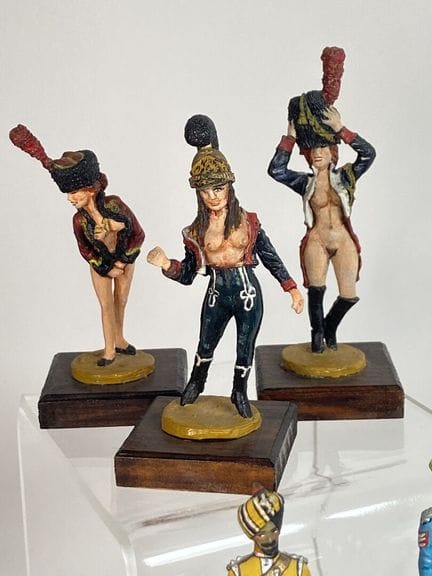 Lot de soldats de plomb dont trois femmes en unifo