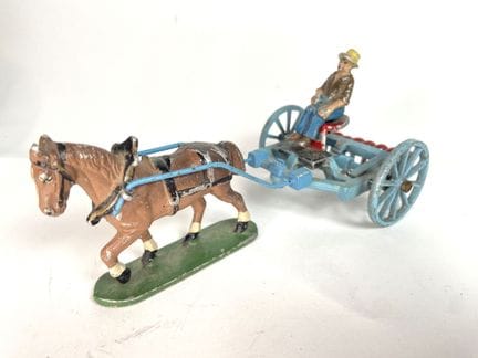 QUIRALU.
Attelage agricole en alliage.
L. 17 cm.
(