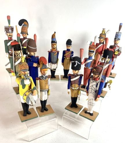 Soldats en bois très léger, peint polychrome.
H. m