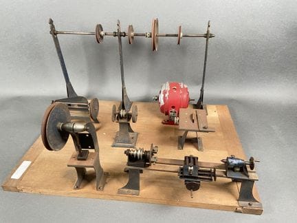 Petite usine animée sur planche comprenant un mote