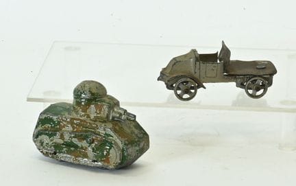 Deux véhicules militaires en l'état:
 - SR, Simon 