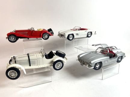 BURAGO, 1/18e.
 - MERCEDES 300 SL coupé
- MERCEDES