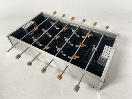 Mini baby-foot en métal.
3,5 x 20,5 x 17 cm.
(manq