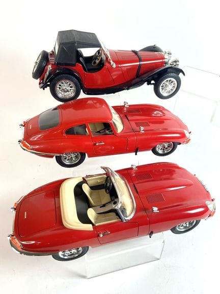 BURAGO, 1/18e.
- JAGUAR Coupé type E
- JAGUAR type
