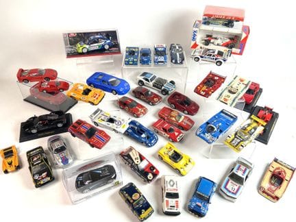 Ensemble de 41 voitures  de course au 1/43e de div