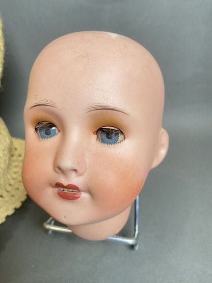 UNIS.
Porcelain head, movable blue eyes, open mout