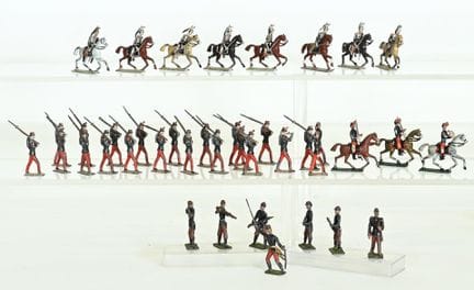 Forty full-relief soldiers (4 cm) in madder-red un