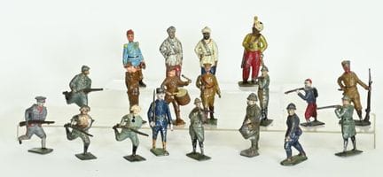 Nineteen hollow and solid lead soldiers (5 to 6 cm