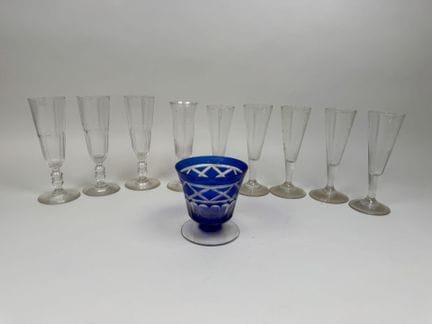 9 crystal and glass champagne flutes.
H. 17.5 cm (