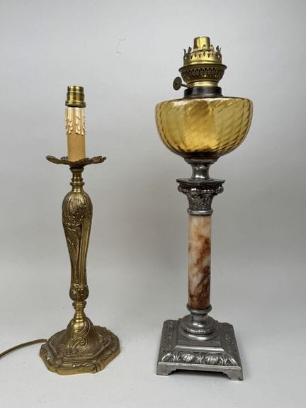 Set composto da:
- una torcia trasformata in lampa