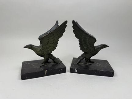 Coppia di fermalibri in regolo con patina verde ra