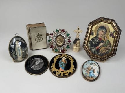 Set of religious objects including:
- a paperolle 