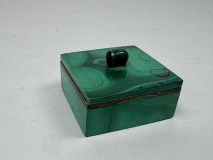 Piccolo cofanetto in malachite e metallo dorato.
3