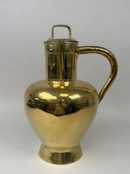 Large copper milk jug.
H. 44 cm.
