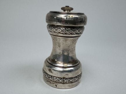 PEUGEOT Frères.
Small pepper mill made of 950/1000