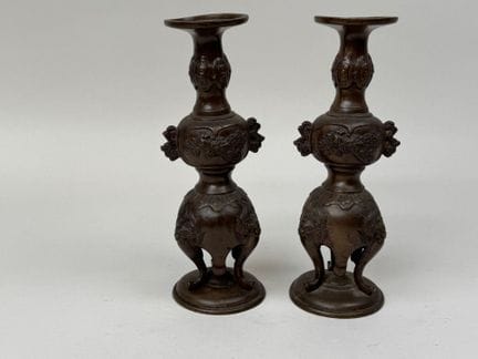 GIAPPONE, 1900 circa.
Coppia di candelieri a tre p