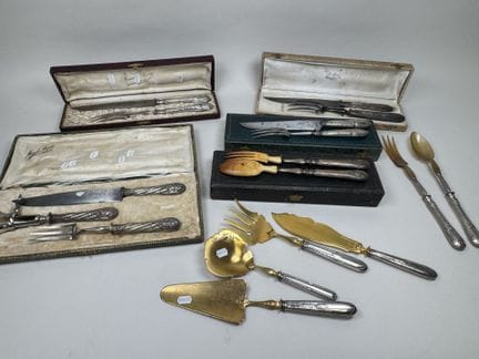 Piccolo set in metallo argentato composto da quatt