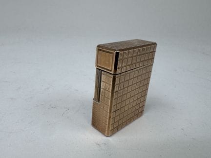 S.T. DUPONT in Paris.
Gold-plated metal pocket lig
