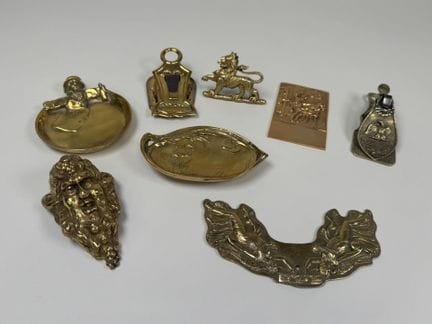 A collection of 8 gilded bronze pieces, including 