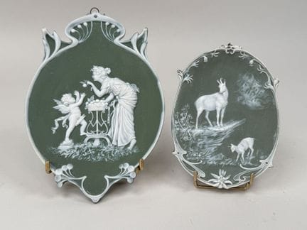 WEDGWOOD, in stile.
Due piattini in biscuit con de