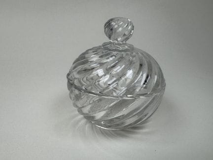 BACCARAT.
Sugar bowl with lid, made of molded and 
