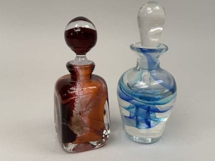 MURANO, XX secolo.
Due flaconi in vetro soffiato e