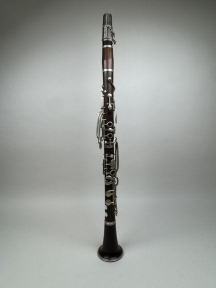 Clarinetto in legno e metallo.
L. 68 cm.