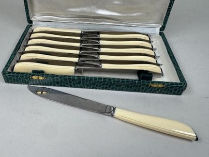 A. FAGHET in VERNON.
Set of 12 table knives made o
