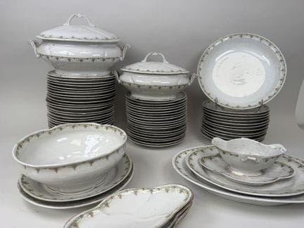 A tableware set made of polychrome and gold porcel