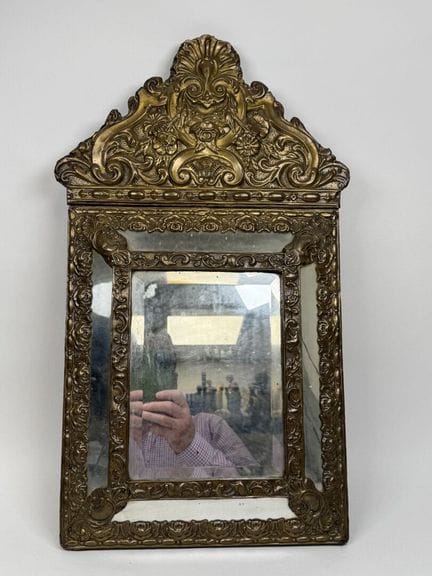 Piccolo specchio con cornici in ottone sbalzato, v