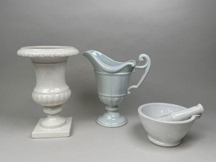 GIEN.
Medici-style vase in white earthenware.
H. 3