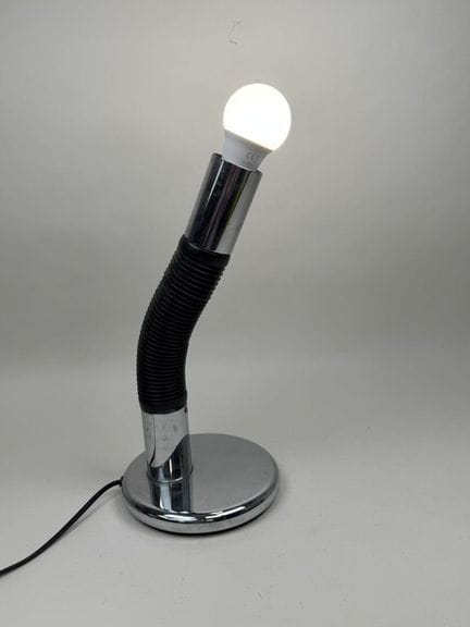 TARGETTI SANKEY.
Lampada da tavolo in metallo crom