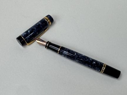 PARKER.
Fountain pen made of marbled resin on a bl