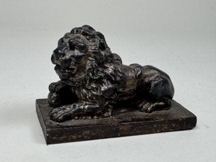 19th-century French school.
Lion.
Small cast-iron 