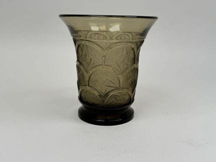 Vaso in vetro stampato, pressato e colorato, con d