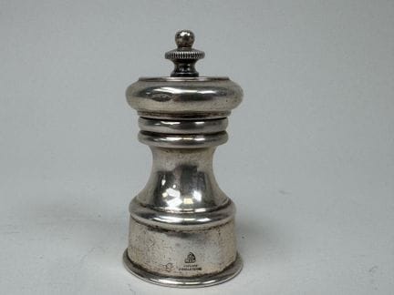 Small pepper mill made of 925/1000 foreign silver.