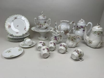 LIMOGES, XX secolo.
Vari oggetti di porcellana pol