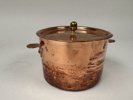 Small copper and brass pot.
12 x 19 x 15 cm.