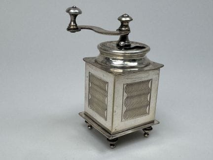 NOUBLANCHE.
Small pepper mill shaped like a windmi