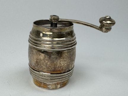 Small 950/1000 silver pepper mill, Minerva hallmar