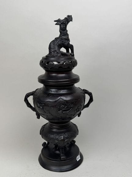 INDOCHINA, 20th century.
Patinated bronze incense 