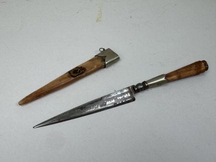 Corsican Vendetta knife made of horn and metal.
L.
