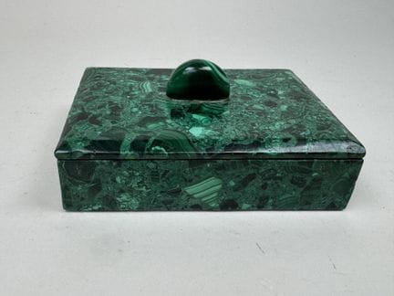 Scatola rettangolare in malachite, con manico semi