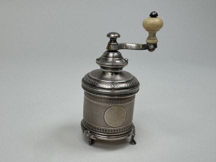 Small pepper mill in 950/1000 silver, Minerva hall