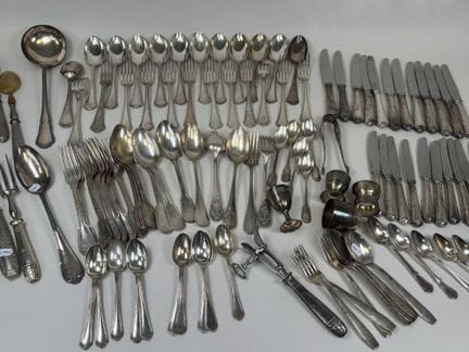 ERCUIS.
Set di posate in metallo argentato, modell